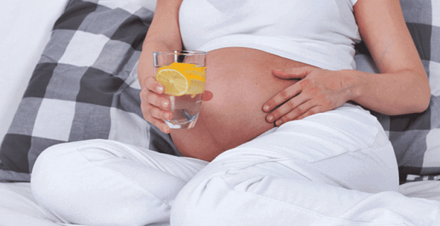 hamilelikte-limon-yenir-mi-limonun-anneye-ve-bebege-faydalari-1